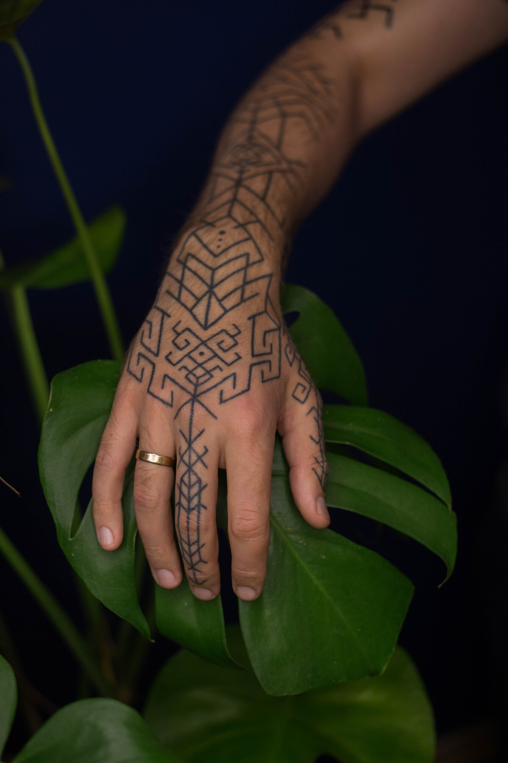 Tatuaż handpoke tatuaz na palcach